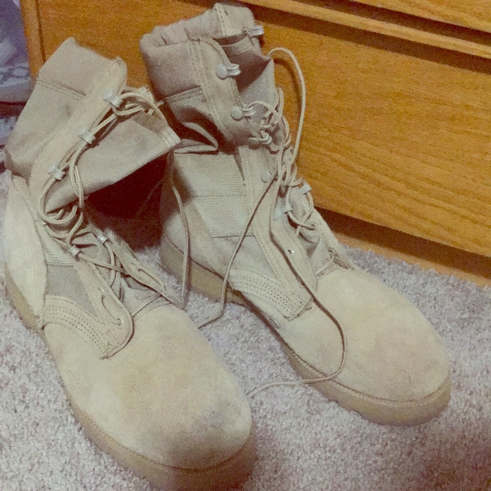 Military boots (combat boots)